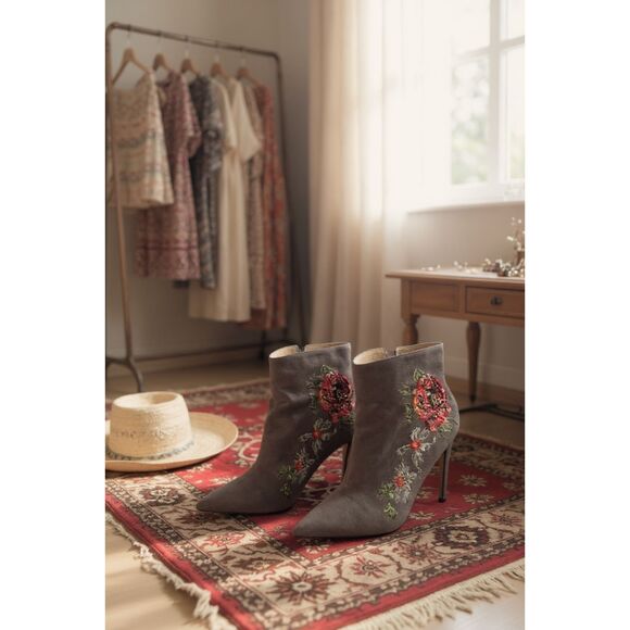 Bebe Delonix Gray Suede Floral Stiletto Heel Boots Size 7.5 - Picture 2 of 11